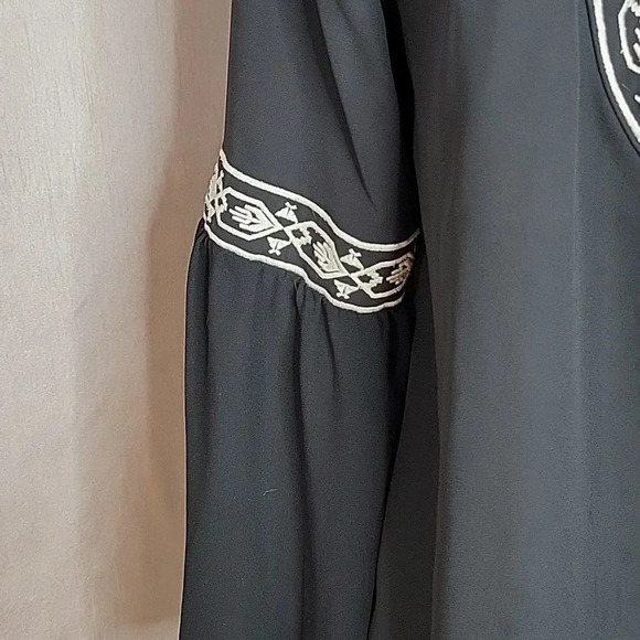 XOXO Black and‎ White Aztec Embroidered Peasant Blouse Medium - Picture 3 of 10